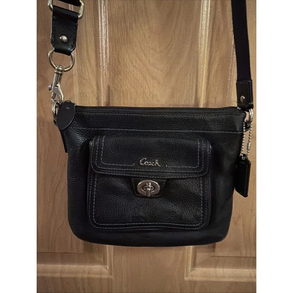Coach Black Pebbled Leather Turn Lock Swingpack Crossbody Bag Purse. Great Cond!